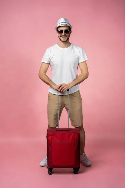 Ταξιδιώτης άνθρωπος με βαλίτσα, διαβατήριο και εισιτήριο στο φόντο χρώμα. — Φωτογραφία Αρχείου