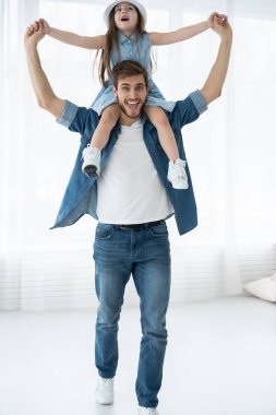 Sevgi dolu bir aile. Babası ve kızı birlikte oynuyorlar. Babalar Günü konsepti