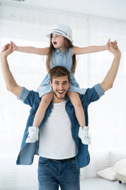 Sevgi dolu bir aile. Babası ve kızı birlikte oynuyorlar. Babalar Günü konsepti