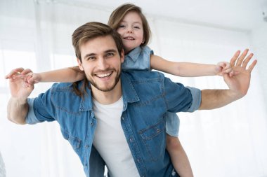 Sevgi dolu bir aile. Babası ve kızı birlikte oynuyorlar. Babalar Günü konsepti