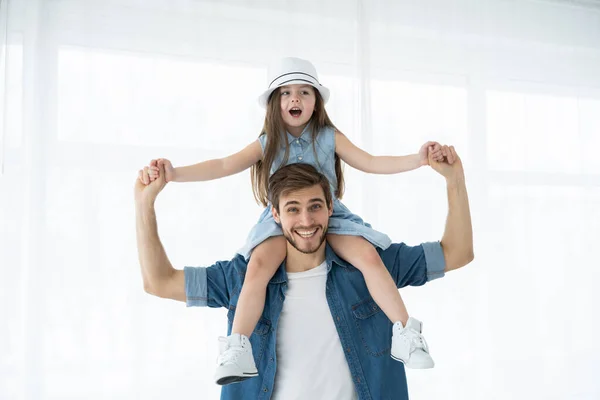 Feliz familia amorosa. Padre y su hija niña jugando juntos. Concepto del día de los padres —  Fotos de Stock