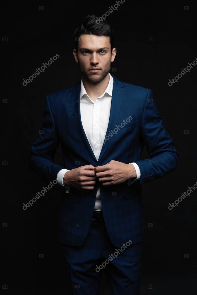 Hombre guapo llevar traje azul aislado sobre fondo negro. Foto de stock opolja 418073732