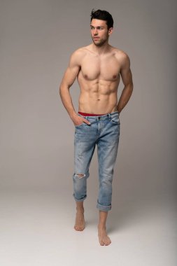 Beyaz arka planda iyi yapılı, kaslı bir erkek modelin portresi..