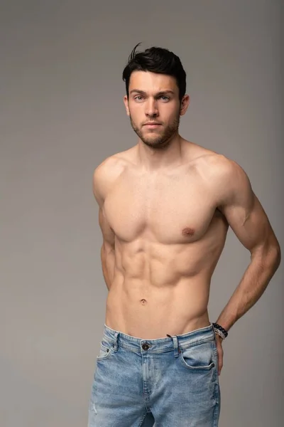 Retrato de un modelo masculino musculoso bien construido sobre fondo blanco. — Foto de Stock