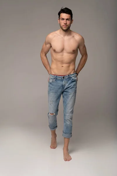 Retrato de un modelo masculino musculoso bien construido sobre fondo blanco. — Foto de Stock