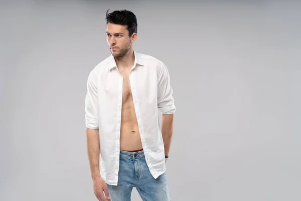 Портрет мускулистого мужчины без рубашки на белом фоне. — стоковое фото