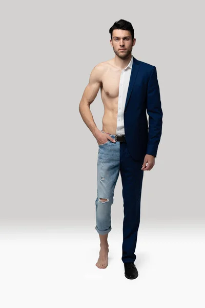 Retrato de un joven guapo en traje y modelo masculino musculoso sin camisa sobre fondo blanco — Foto de Stock