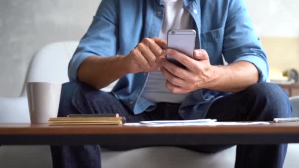 Руки взрослого мужчины с помощью смартфона, печатающие сообщения на мобильном телефоне. — стоковое видео