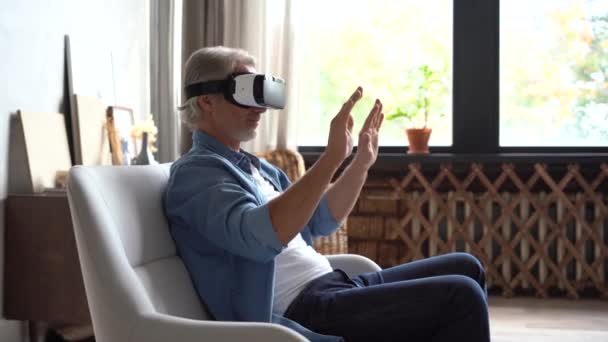 Mann mit VR-Headset. Schöner Mann mit VR-Brille. Neue Technologien — Stockvideo