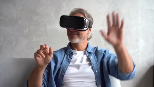 Man met VR-headset. Knappe man die rust gebruikt een VR bril. Nieuwe technologieën — Stockvideo