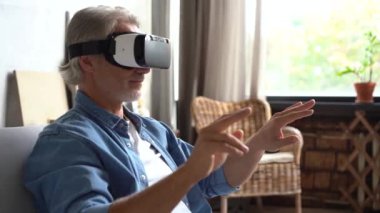 VR kulaklık takan adam. Yakışıklı adam dinleniyor. VR gözlüğü kullan. Yeni teknolojiler