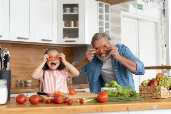 Carino bambina e il suo bel papà si stanno divertendo mentre cucina in cucina a casa. — Foto Stock