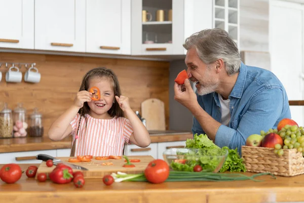 Linda niña y su padre guapo se divierten mientras cocinan en la cocina en casa. — Foto de Stock