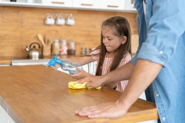 Hora de limpiar. Gris de pelo maduro guapo hombre limpieza cocina con hija en el fin de semana. — Foto de Stock