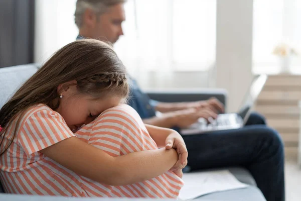 Não há tempo para crianças. Pai grisalho ocupado com laptop, trabalhando on-line em casa, triste aborrecido filha ofendida sentada perto de — Fotografia de Stock