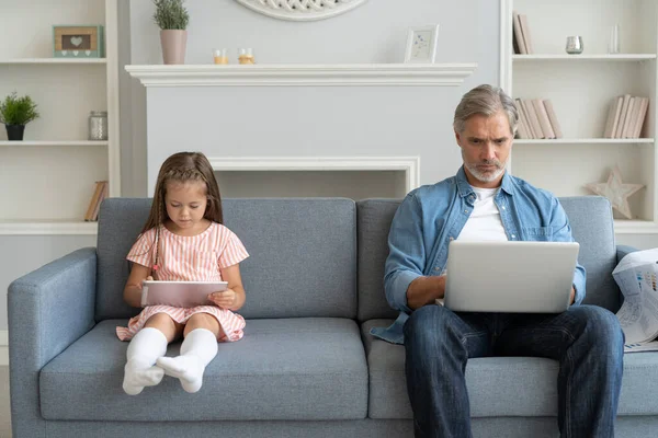 Père et fille utilisant des appareils électroniques à la maison. — Photo