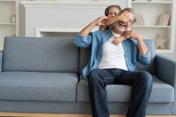 Gelukkig zoet meisje knuffelen haar vader thuis. — Stockfoto