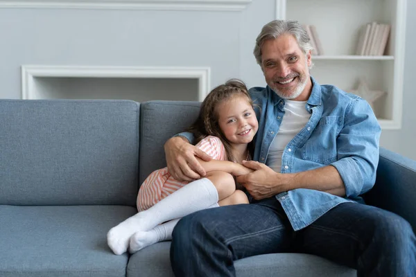 Gelukkig zoet meisje knuffelen haar vader thuis. — Stockfoto