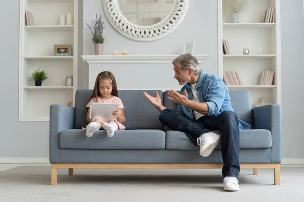 Père sérieux gronder petite fille à l'intérieur de la maison. — Photo