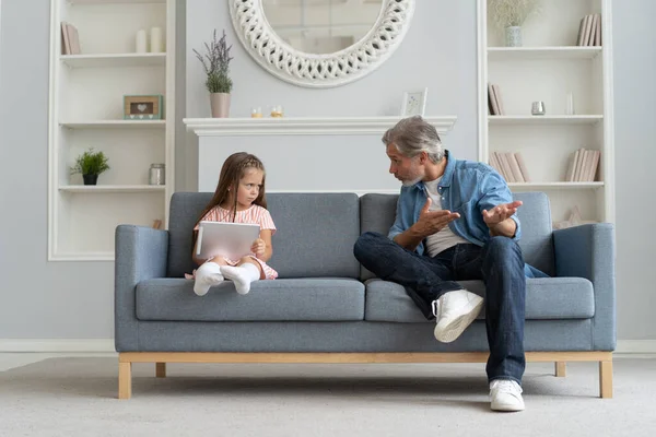 Père sérieux gronder petite fille à l'intérieur de la maison. — Photo