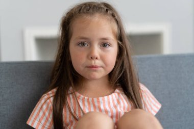 Evde ağlayan tatlı küçük kız..