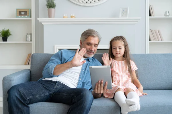 Papa avec petite fille jouant avec tablette. — Photo