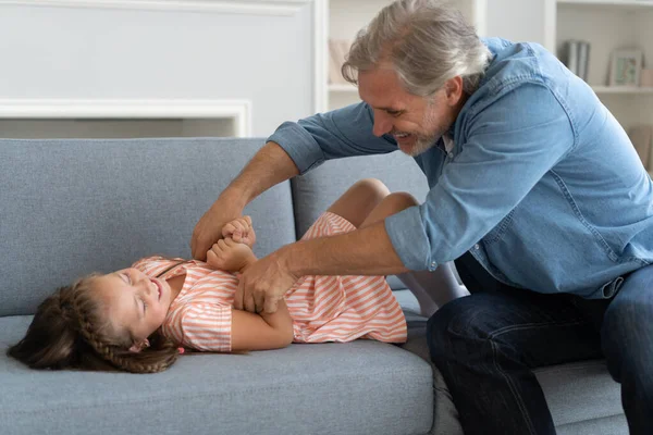 Padre con su hija pasando tiempo en casa, divirtiéndose — Foto de Stock