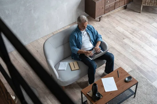 Hombre de mediana edad que trabaja desde casa-oficina en el ordenador portátil. — Foto de Stock