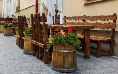 Eski şehrin sokaklarında kafe tablolar