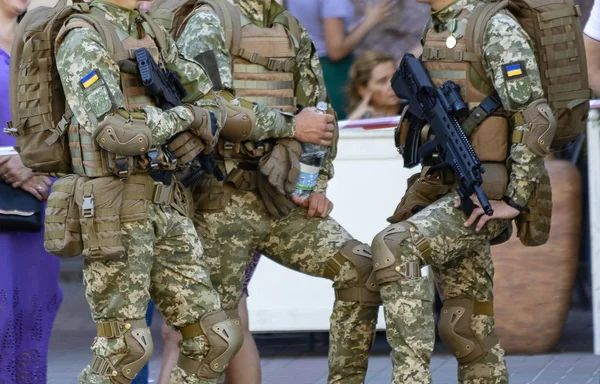 Soldados Com Novas Armas Pequenas — Fotografia de Stock