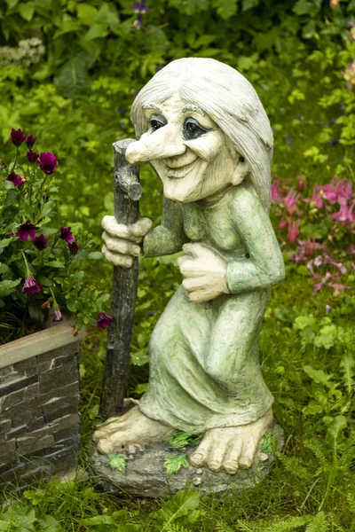 Estátua Jardim Uma Mulher Velha Com Pau — Fotografia de Stock