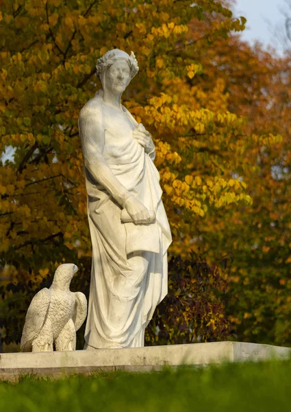 Estatua del filósofo en el parque de Kiev . —  Fotos de Stock