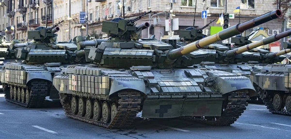 Kiev Oekraïne augustus 22, 2018: T 64 op militaire parade opleiding. Dag van Oekraïne. Kiev, AGU 22, 2018. — Stockfoto