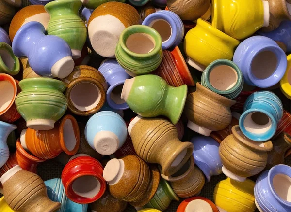 These are small earthenware jugs of different colors. — Stock Photo, Image