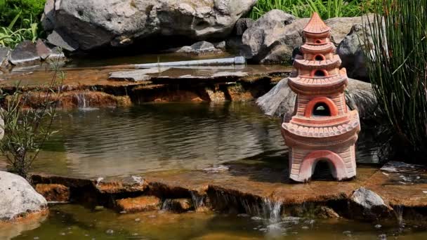 Wasserfall auf der chinesischen Monera im Gartendekor — Stockvideo