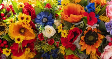 Bir bukette el yapımı yapay çiçekler..