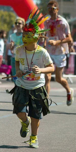 Kiev, Ucrania- junio4.2017: Color Holi. Niño en polvo de color . — Foto de Stock