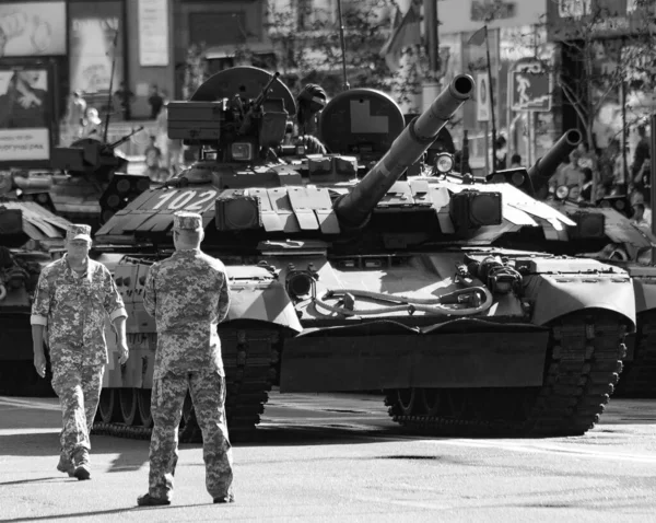 Kiev Oekraïne augustus 22, 2018: T 64 op militaire parade opleiding. Dag van Oekraïne. Kiev, AGU 22, 2018. — Stockfoto