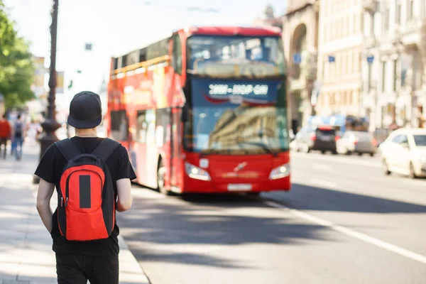 Koncepcja ludzi, podróżować, turystyka i edukacja - stylowe młody człowiek z plecaka na Londyn miejski autobus na ulicy tle — Zdjęcie stockowe