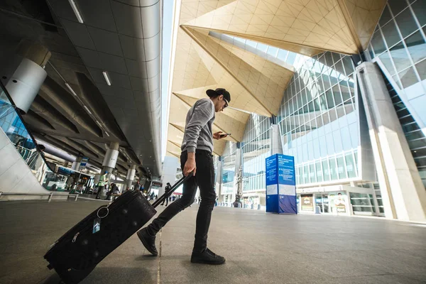 Bina dış şık adam gezgin ile Bagaj Pulkovo Havalimanı -