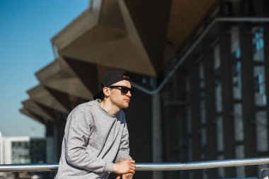 Saint-Petersburg Pulkovo havalimanına taksi çağırmak için smartphone kullanma Bagaj ile yakışıklı bir adam gezgin