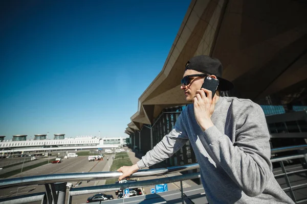Красенем мандрівника за допомогою смартфона викликати таксі від аеропорту Пулково у Санкт-Петербурзі — стокове фото