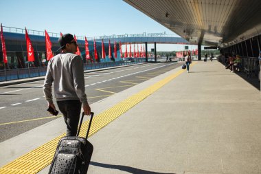 Adam seyahat bavul Havaalanı terminal çıkma ile