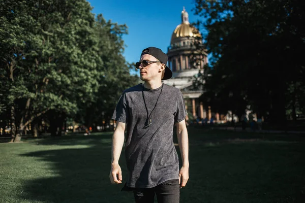 Юнак туристичні прогулянки на траві поблизу Сен Ісаакіївського собору у Санкт-Петербурзі у Сонячний літній день. — стокове фото