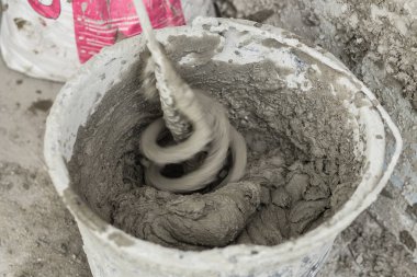 Beton elektrik matkap ve mikser ile karıştırma. Islak cephe yalıtımı