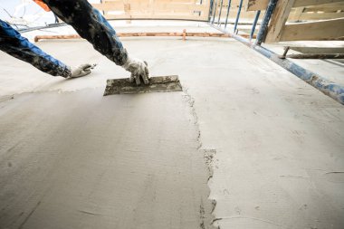 Duvar döşeme için hazırlanıyor bir spatula ile çalışma