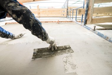 Duvar döşeme için hazırlanıyor bir spatula ile çalışma
