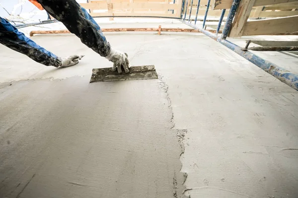 Duvar döşeme için hazırlanıyor bir spatula ile çalışma