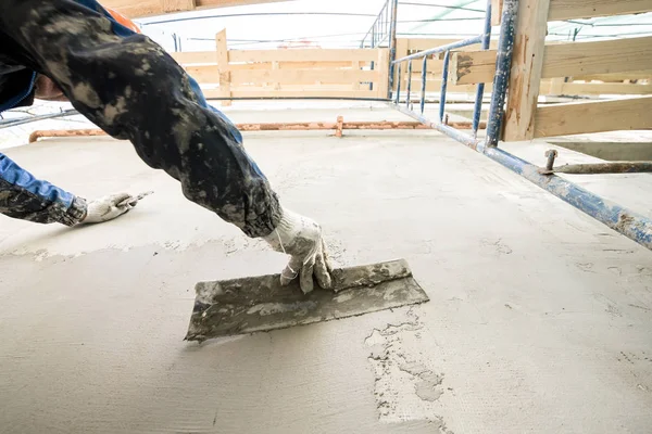 Duvar döşeme için hazırlanıyor bir spatula ile çalışma