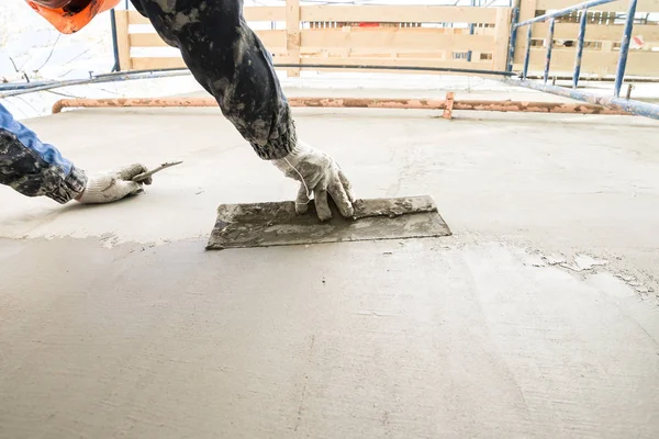 Duvar döşeme için hazırlanıyor bir spatula ile çalışma